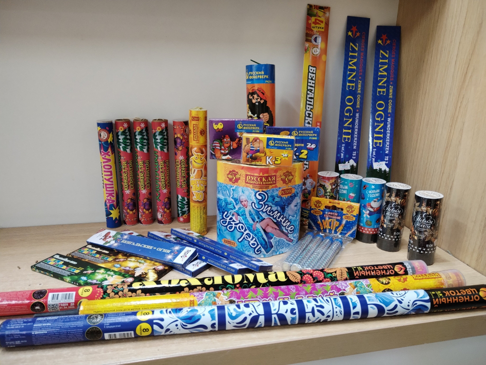 Большой набор салютов, пиротехники на новый год. Петарды 3уп,

 большие бенгальские огни 40см-16штш, хлопушки 12шт, цветной дым 1шт. римские свечи 3шт, фантаны 5шт, салют на 19 залпов, бенгальские огни 54шт,