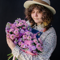 24. Аккуратный букет с хризантемой и маттиолой