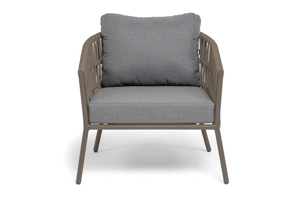 "Комо" кресло плетеное из роупа, каркас алюминий бежево-серый (RAL7006) муар, роуп серо-коричневый 23мм, ткань темно-серая 027