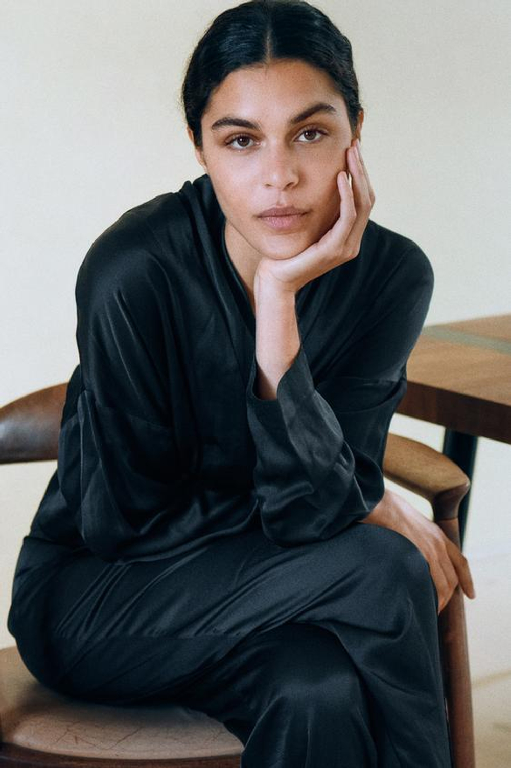 ZARA АТЛАСНЫЕ СТРУЯЩИЕСЯ БРЮКИ-БОМБАЧИ, ЧЕРНЫЙ