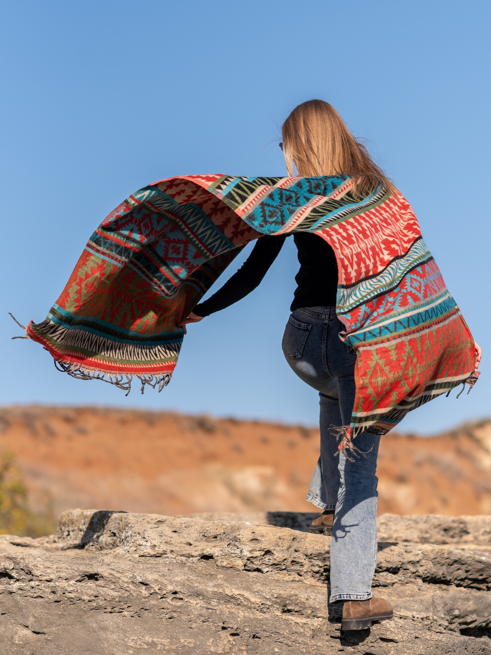 Теплый палантин с орнаментом