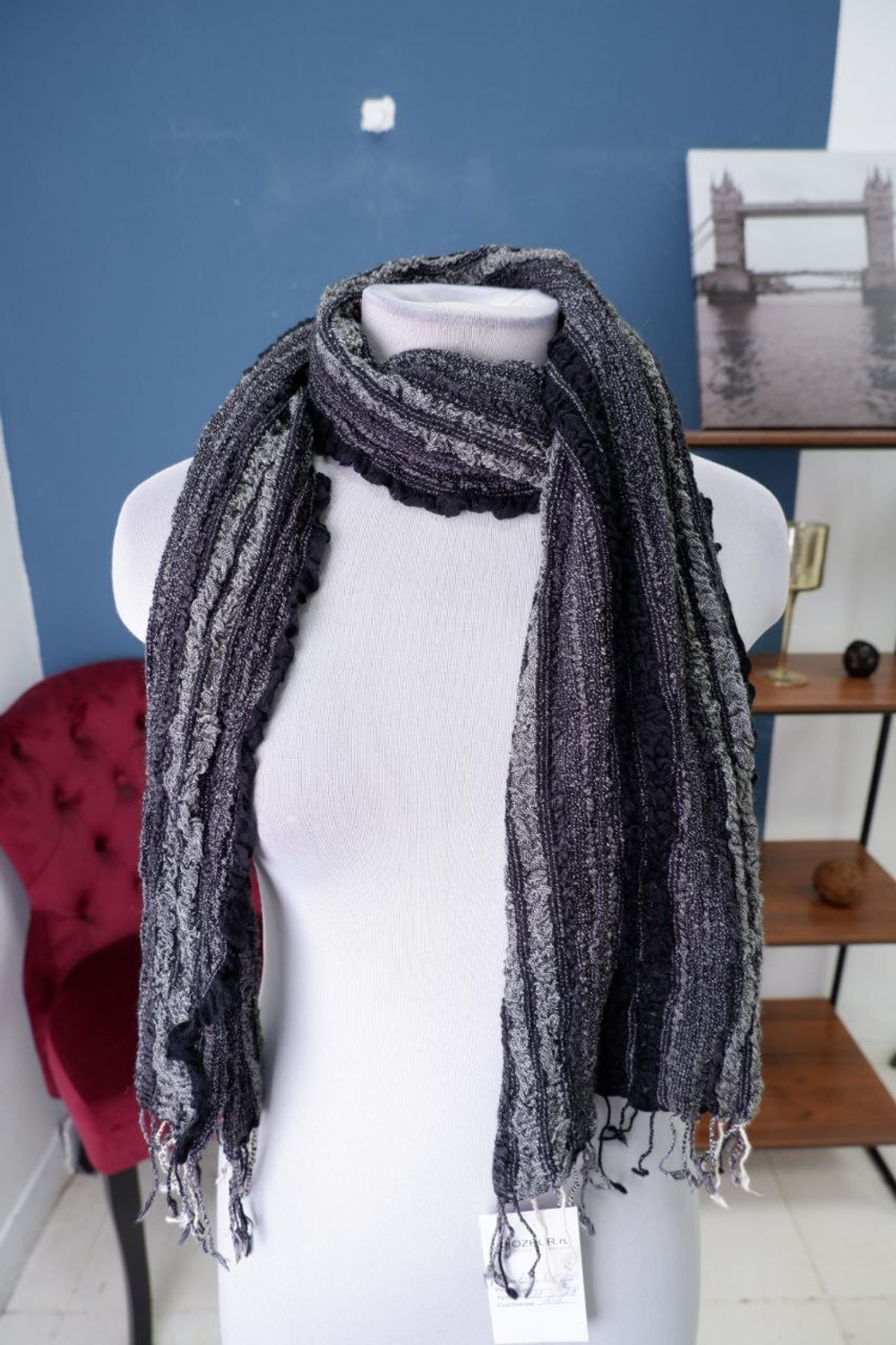 Шарф в полоску с бахромой