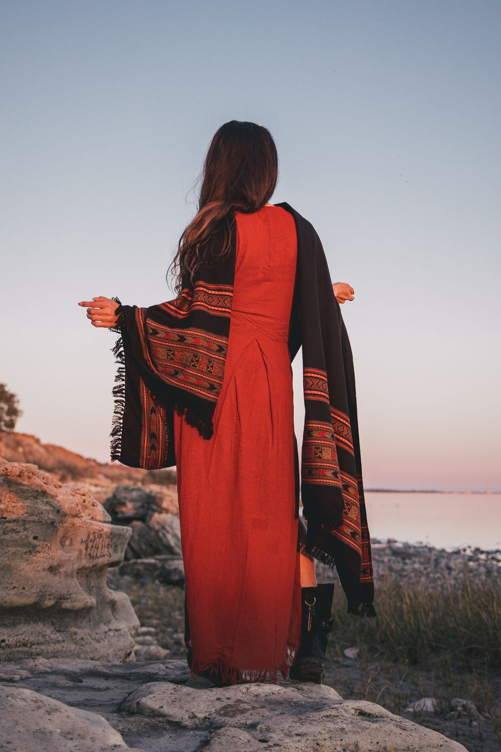 Шерстяной палантин с вышивкой (черный)