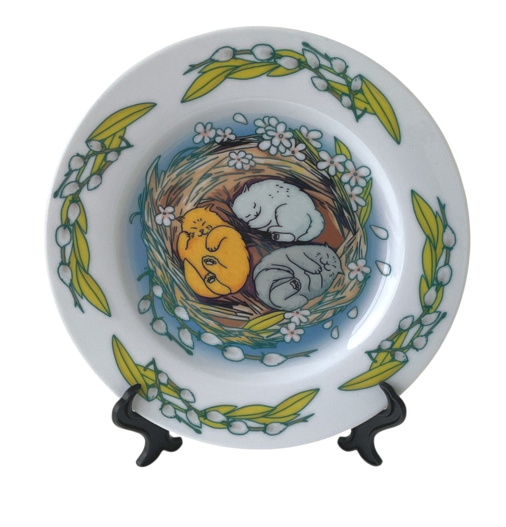 Тарелка декоративная «Котики в гнезде»