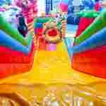 Коммерческий надувной батут «Дружная компания»,  8*6*5 м.