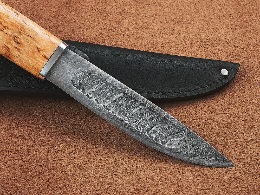 Шкуросъемный нож "Якут" с кованым долом, дамасская сталь, рукоять карельская береза