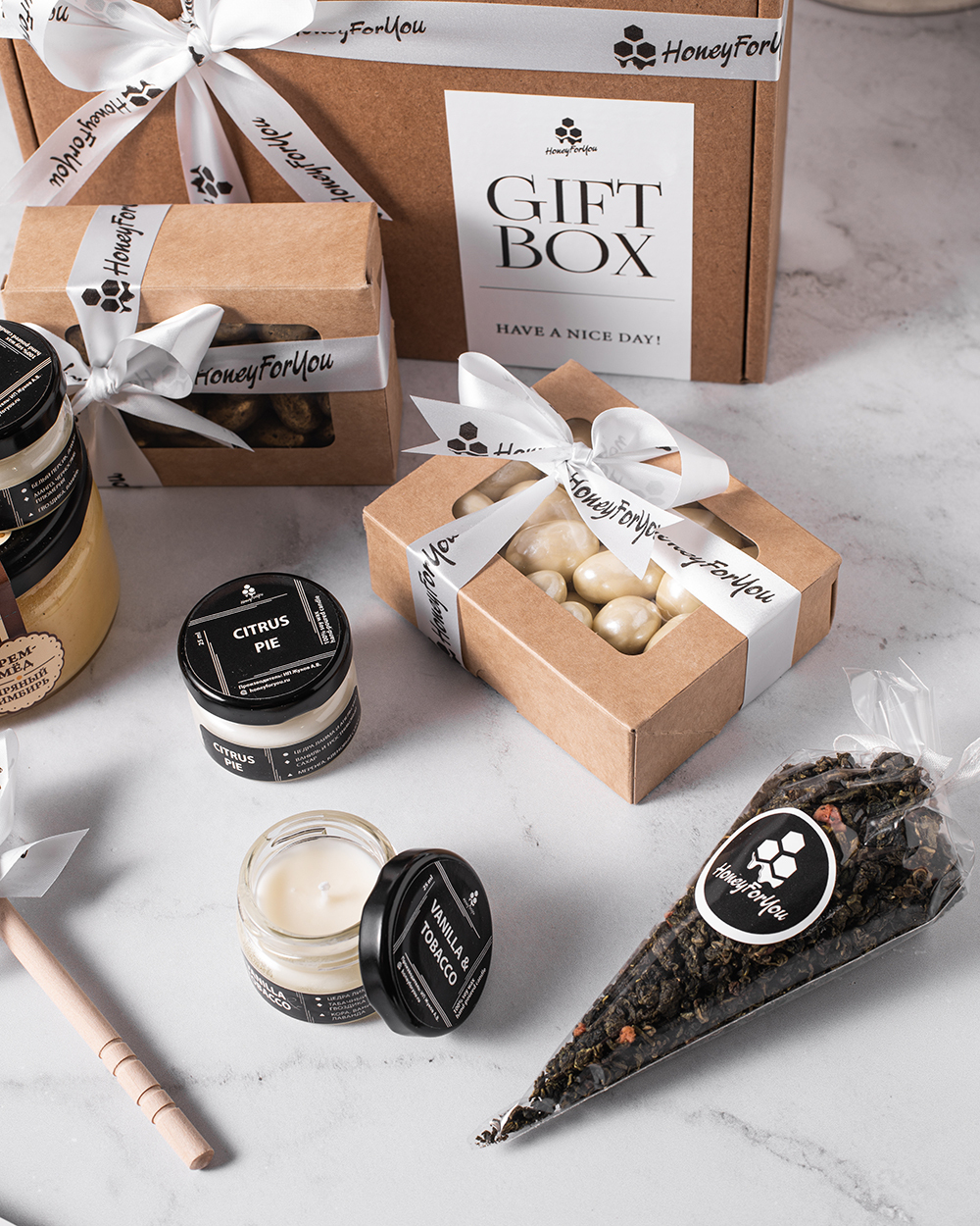 Подарочный набор с медом, свечами и орехами