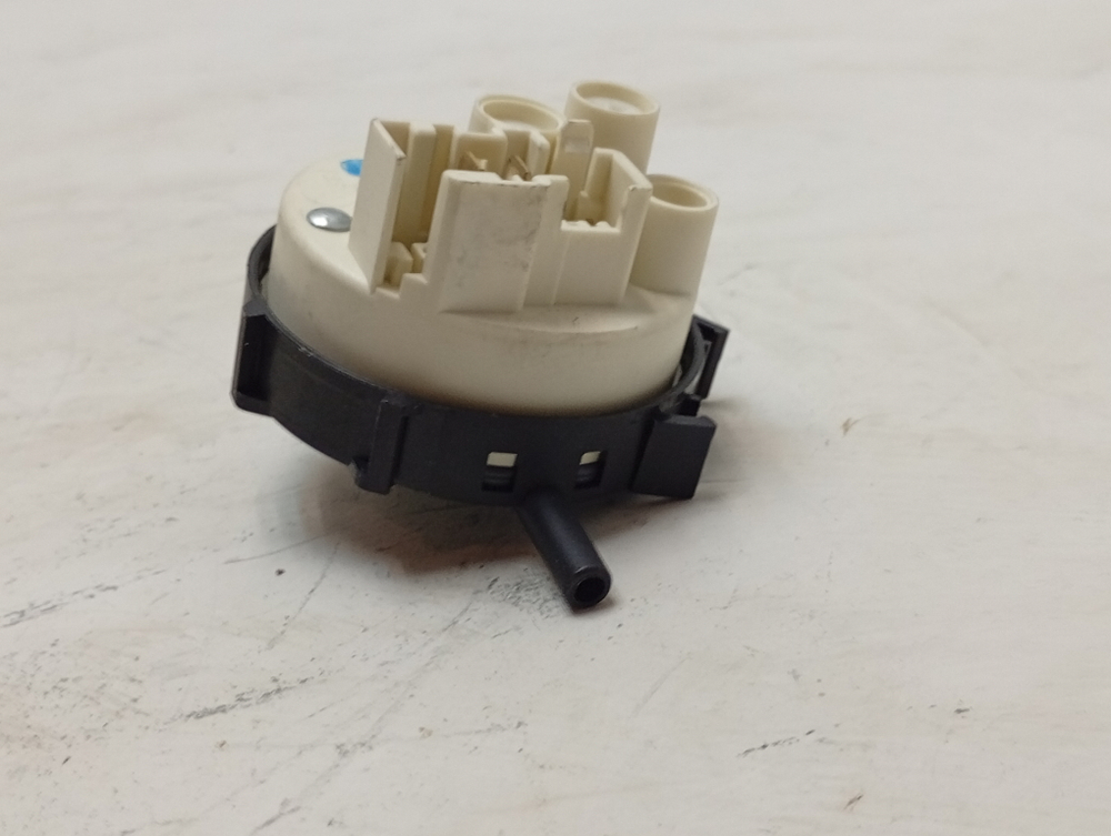 AWS71212 кт20 Датчик уровня воды для стиральной машины Whirlpool Hotpoint-Ariston 461971402451 б/у