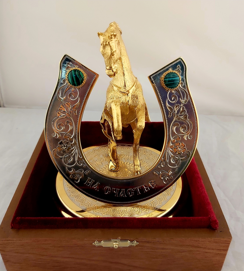 Конь с подковой "На счастье"  (Златоуст) с малахитом