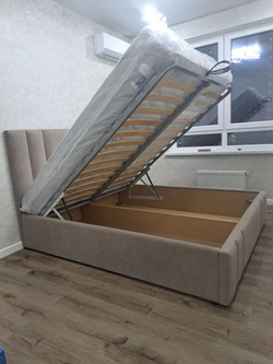 Интерьерная кровать массив сосны