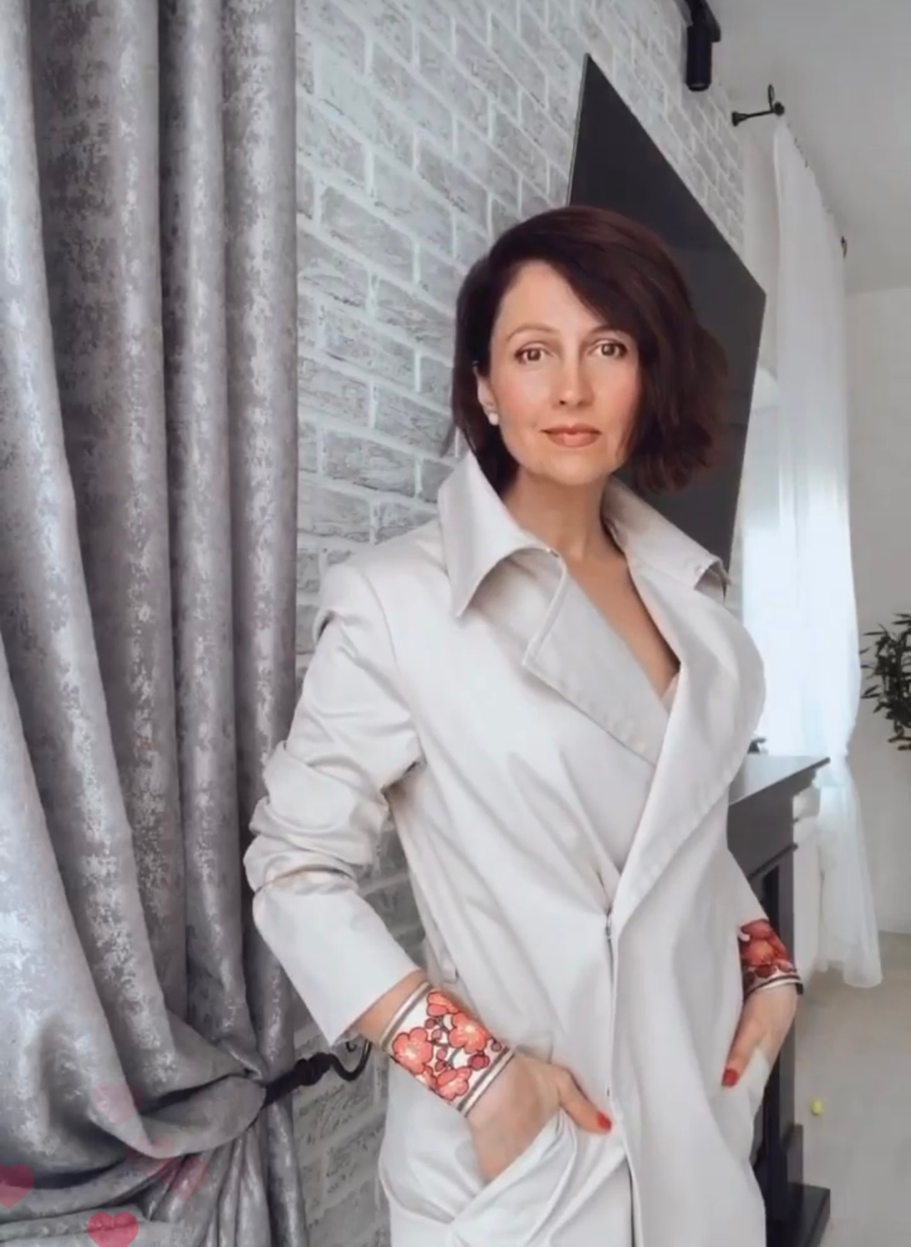 Браслеты-манжеты красные цветы на бежевом фоне, Италия