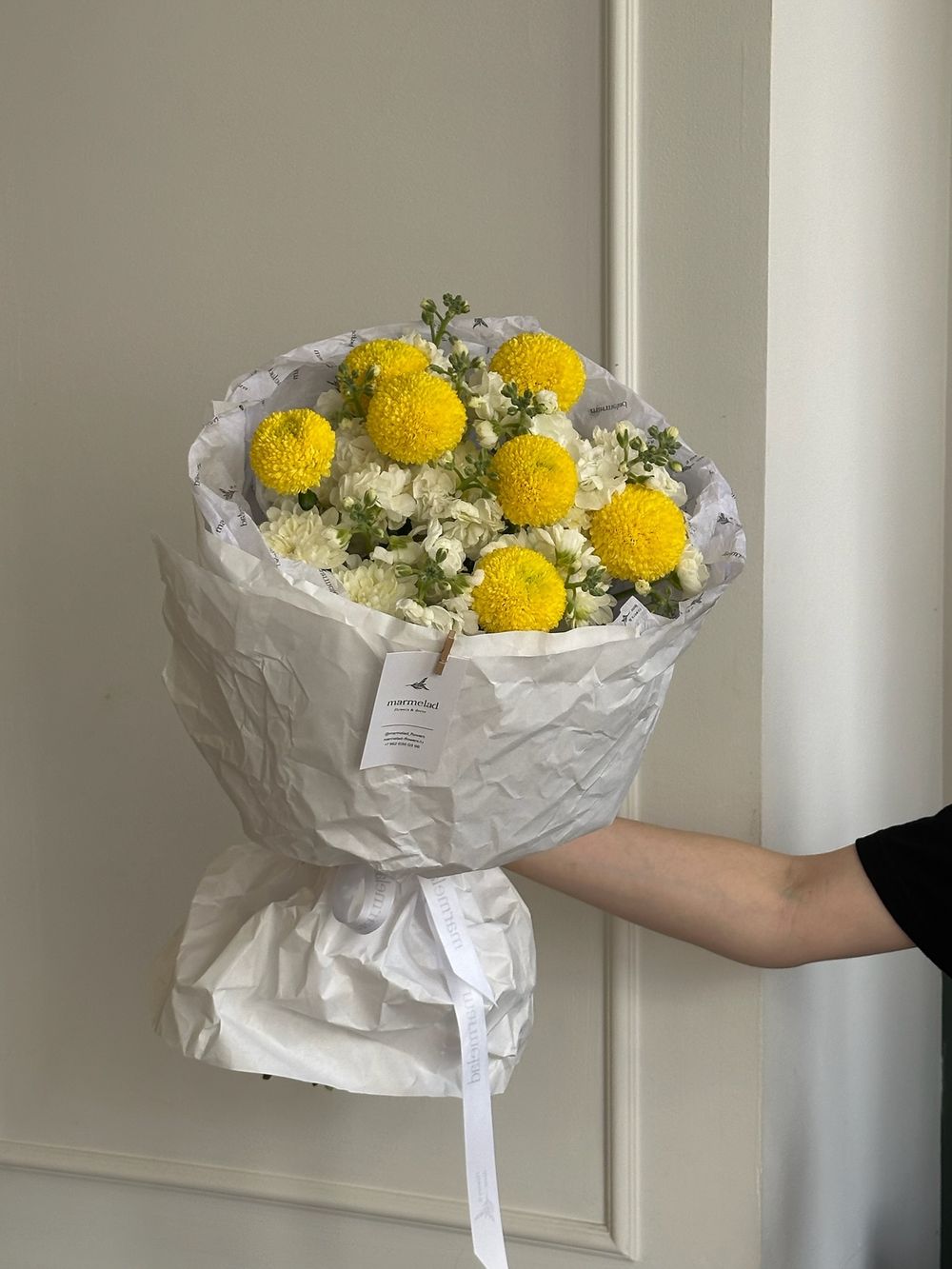 Букет из одноголовой хризантемы и маттиолы