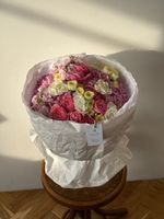 Букет из кустовых пионовивидных роз, лизиантуса, маттиолы, гортензии и диантусов