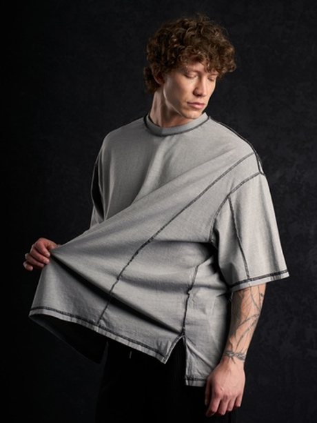 Серая оверсайз футболка с вывернутыми швами