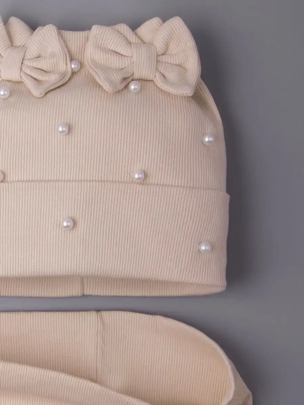 Шапка для девочки на осень с бусинами и снуд