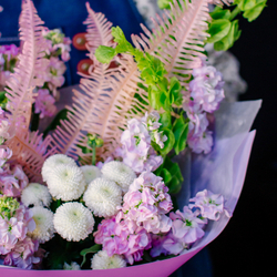 1. Ароматный сборный букет с маттиолой