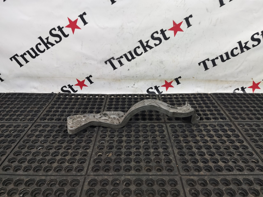 Кронштейн переднего бампера левый 2023г.