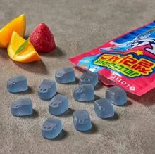 Мармелад Lotte Jellysious Акула апельсин и клубника 70 г