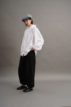 Блузка с рюшами и воротником-стоечкой из белого льна