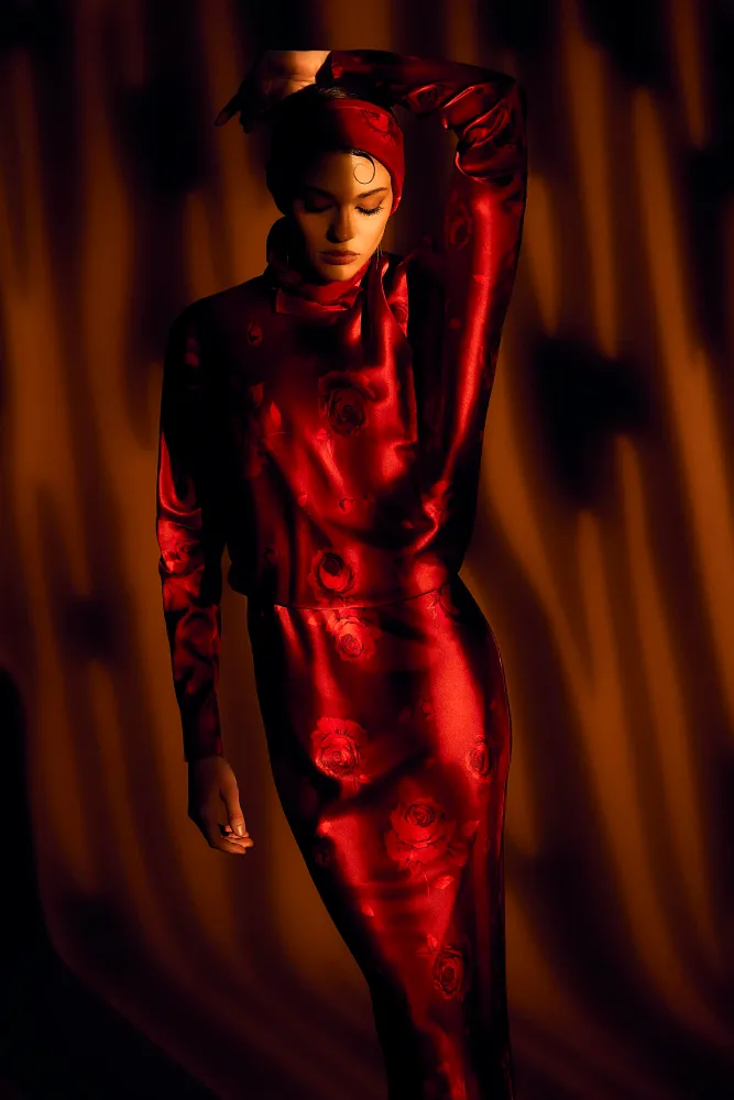 Анита макси (Anita maxi), платье макси из бордового атласа с цветочным принтом