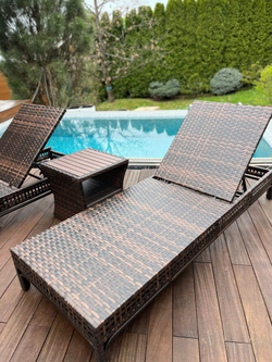 Шезлонг-лежак КОРСИКА (с подушкой) из искусственного ротанга .