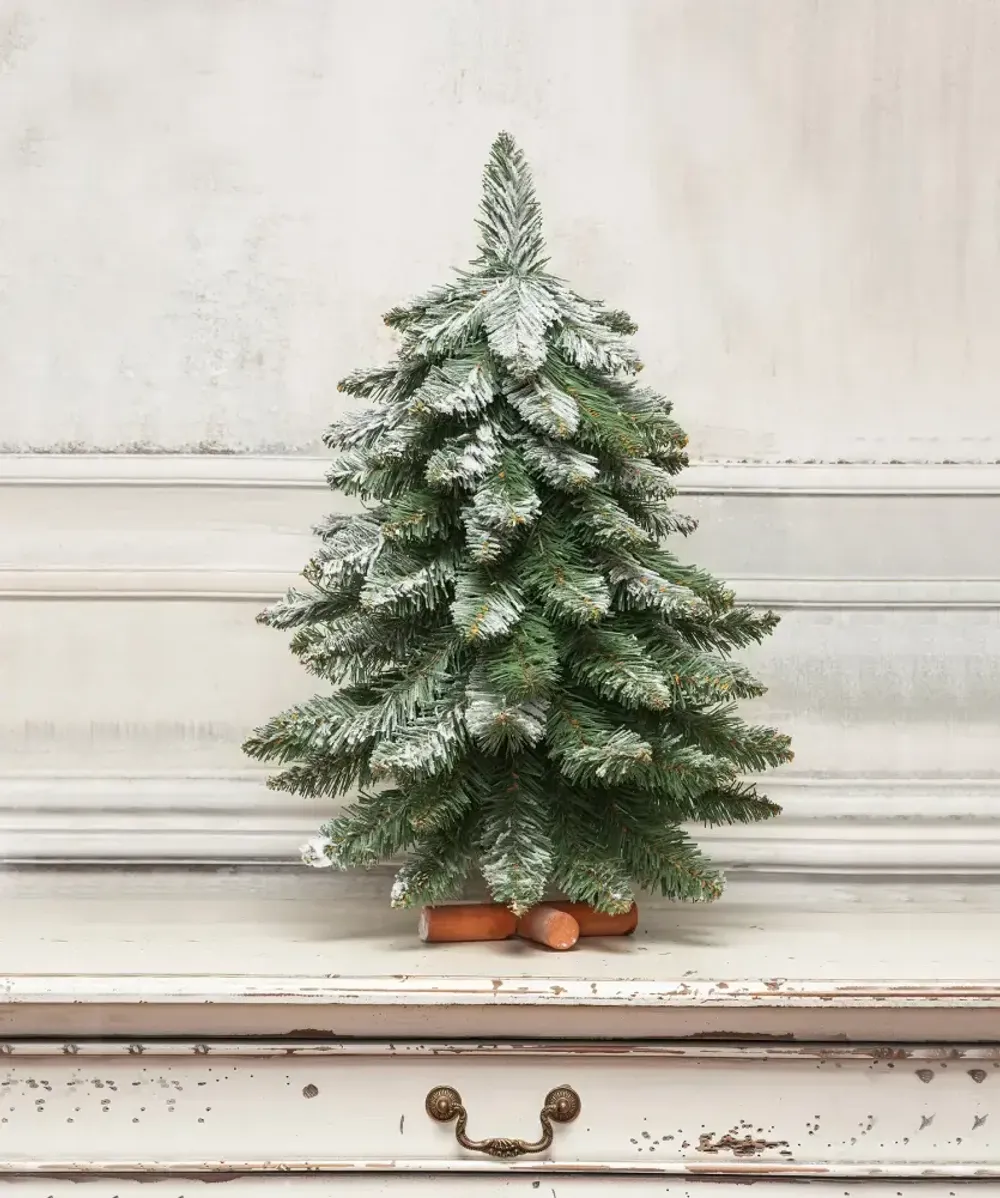 заснеженная маленькая елка "Фогу"