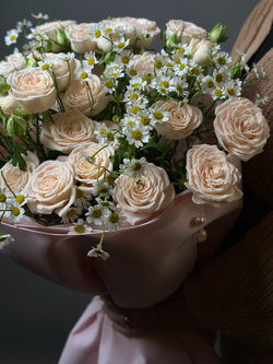 Дуо букет « Кустовые розы и ромашки»