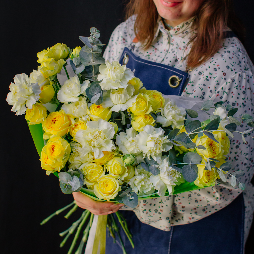 40. Лимонный букет с розами и диантусами