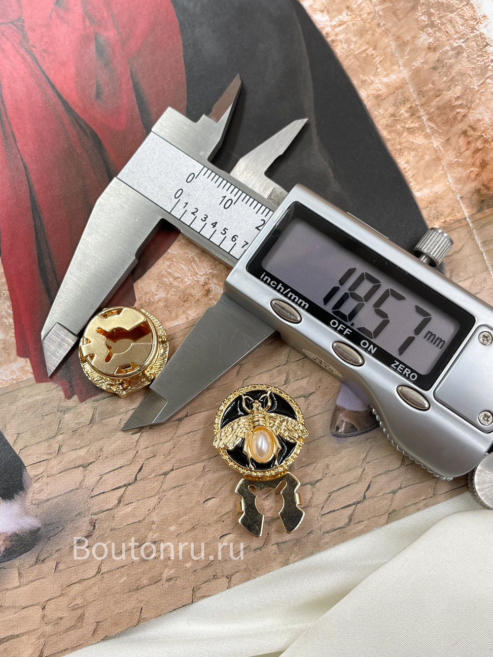 Накладка на пуговицу золотистая "Пчела" с черной эмалью