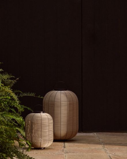 Портативная настольная лампа Saranella из светло-серого искусственного ротанга