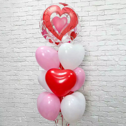 Композиция из воздушных шаров с красным леденцом