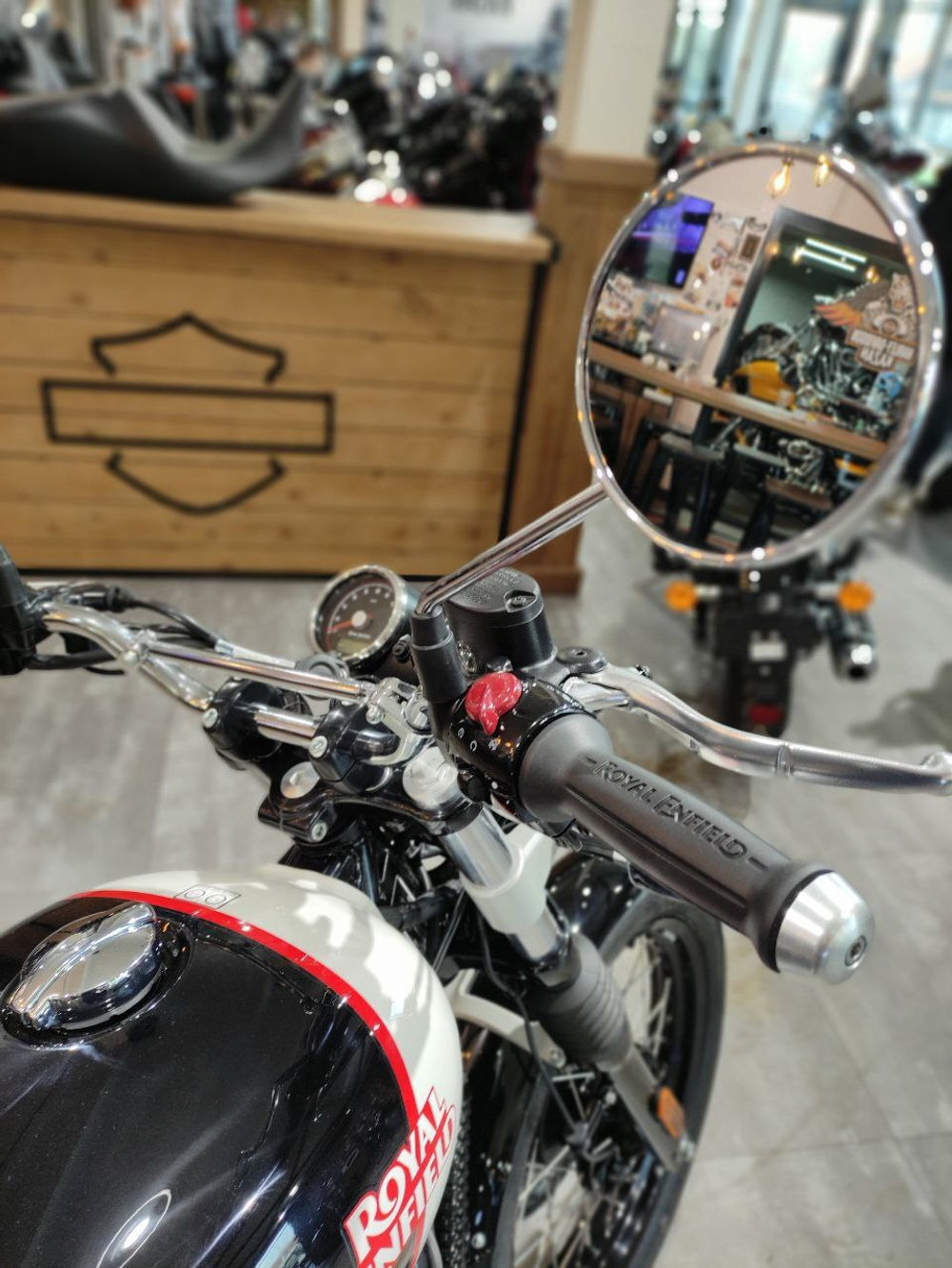 Royal Enfield Interceptor 650 Black Pearl (Custom / Dual tone)