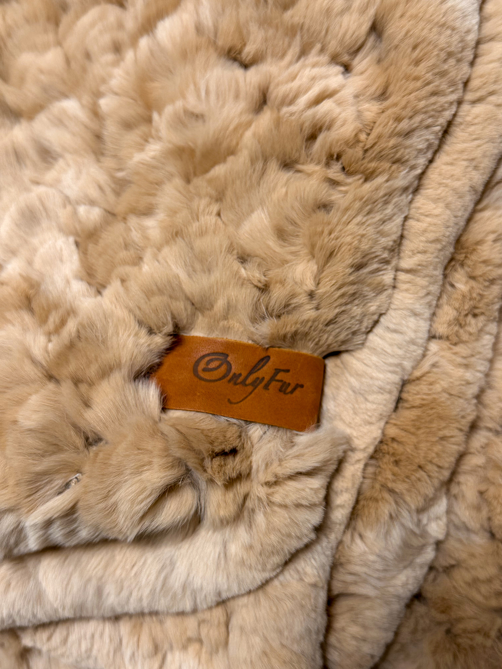 Вязаный плед из натурального меха рекс 200*150 см (бежевый однотонный)