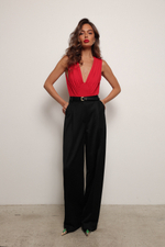 Боди с глубоким вырезом красное