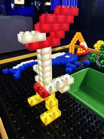 Интерактивный стол со светящимся конструктором