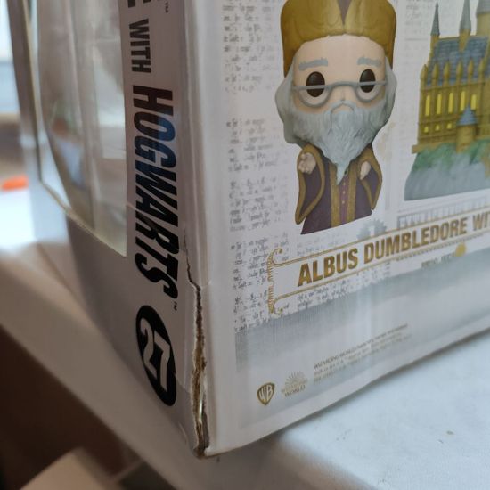 Фигурка Funko POP! Town Harry Potter Anniversary Albus Dumbledore with Hogwarts 57369 (уценка)