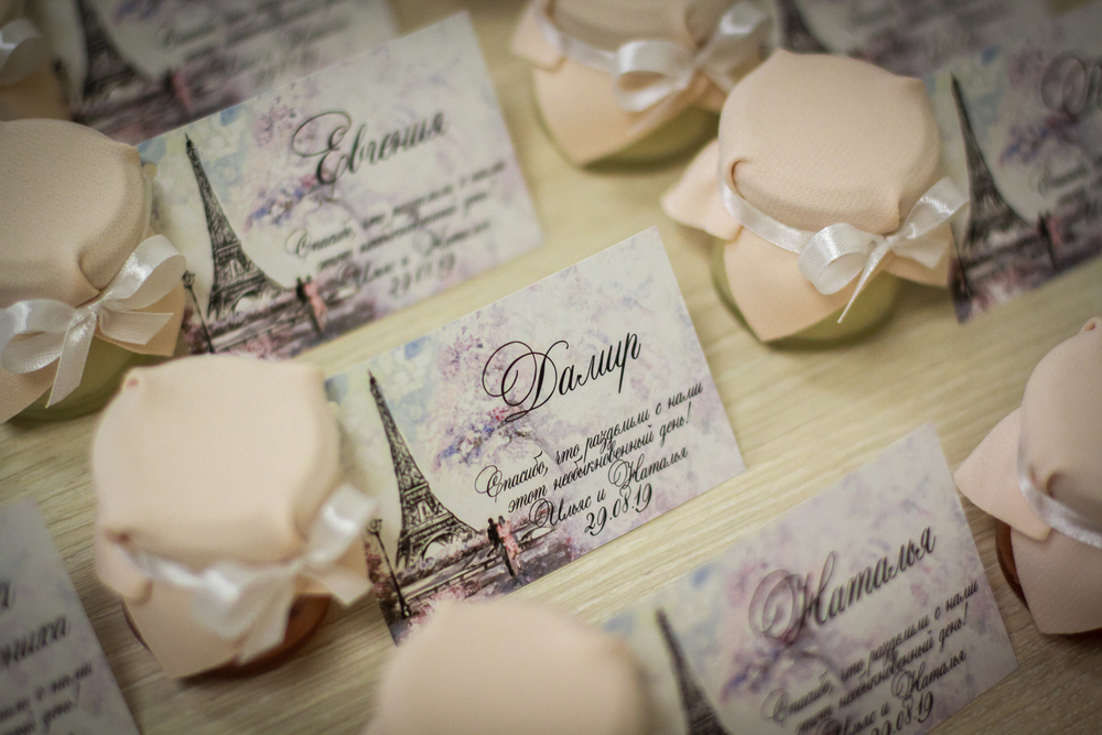 Бонбоньерка с крем-медом на свадьбу с рассадочной карточкой