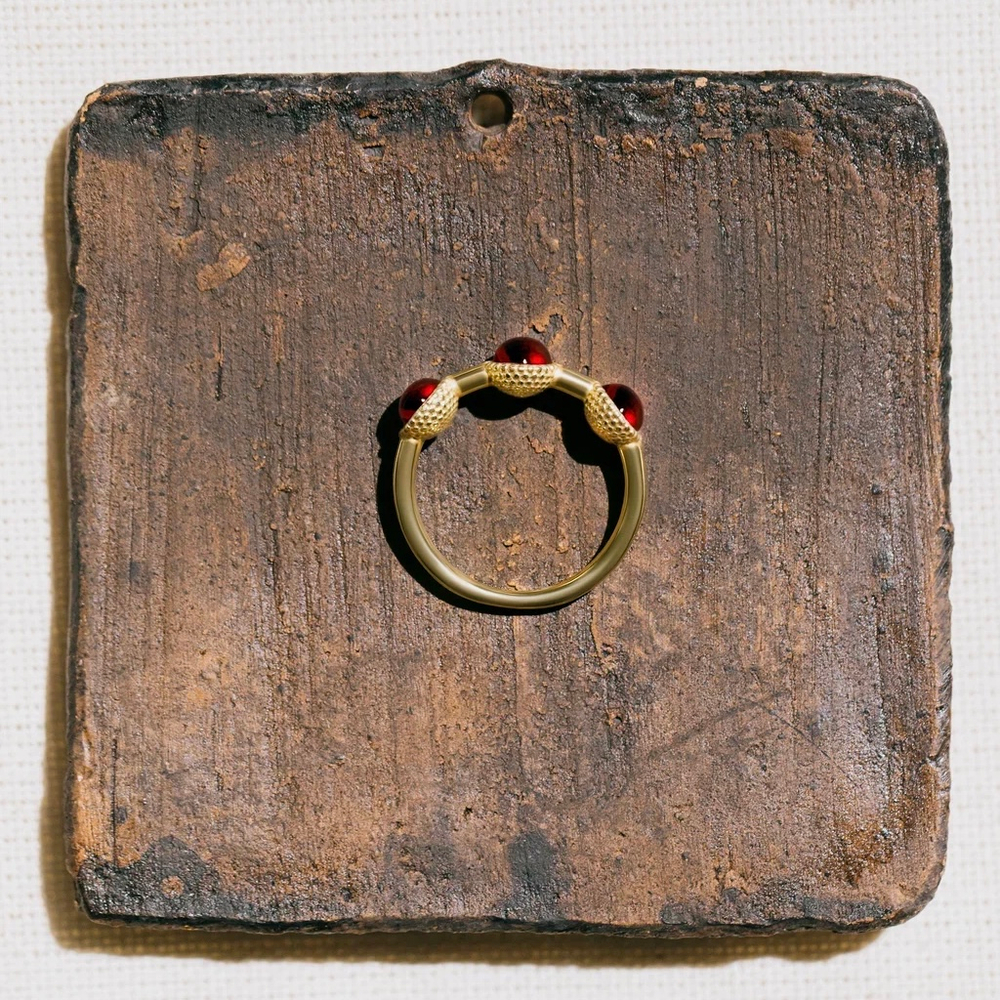 Кольцо КОЛТ позолота с гранатами