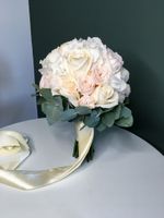 Свадебный букет из гортензии, эвкалипта, кустовых пионовидных и одноголовых роз