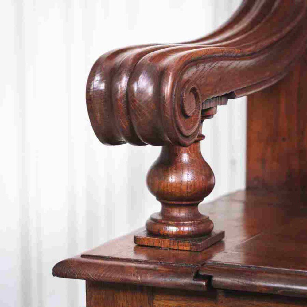 Резная скамья в Рыцарском стиле