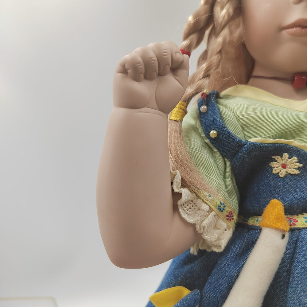 Фарфоровая кукла Remeco в летнем платье с игрушками в карманах. Великобритания, 2001 г.