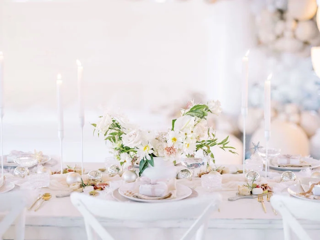 Минималистичный зимний день рождения