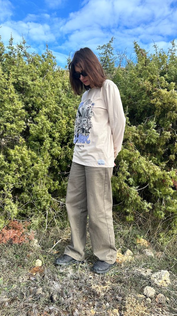 Лонгслив The Spirit of Nature бежевый с сиренево-серым рисунком - фото 3