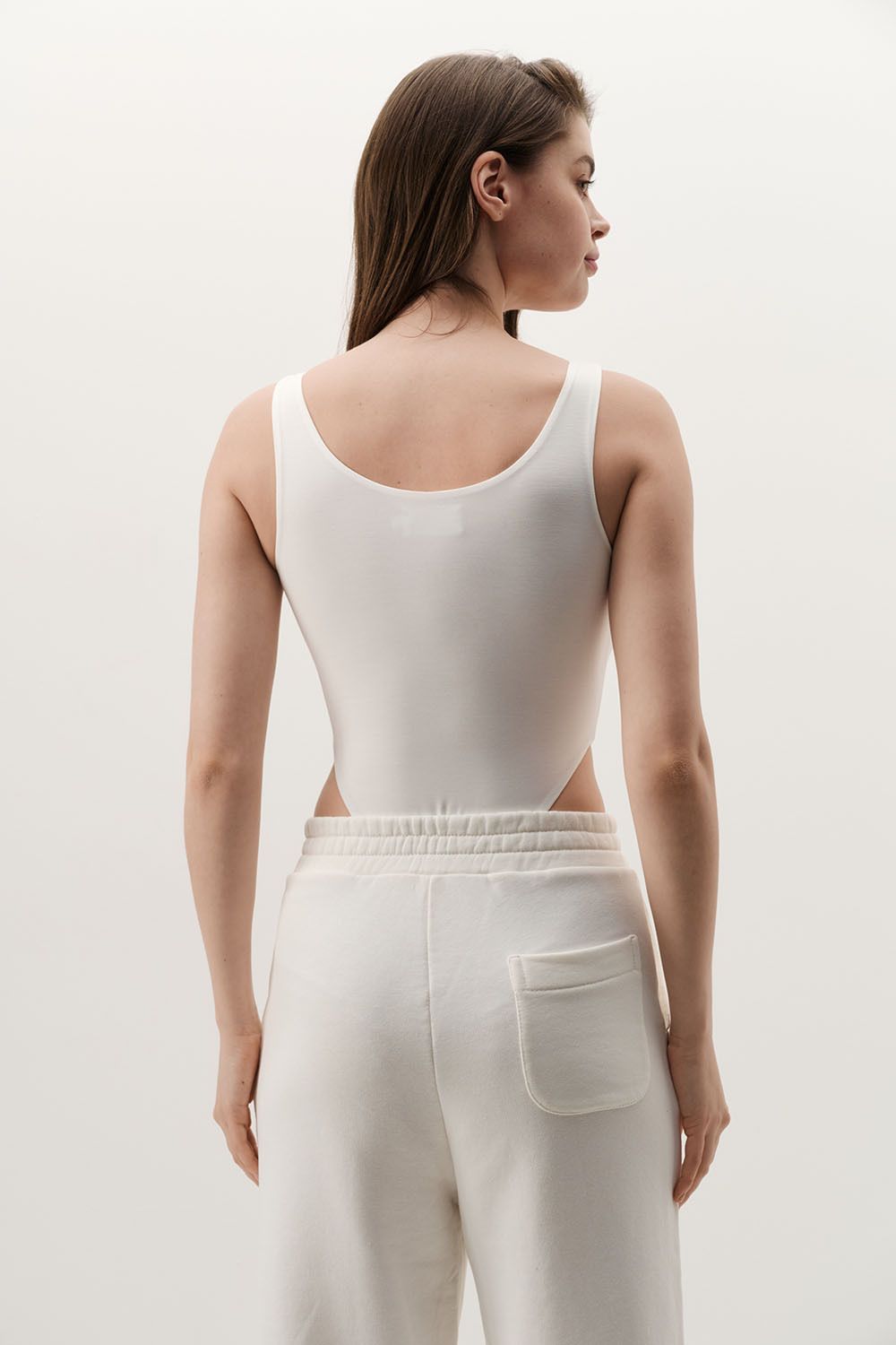 Боди с V-образным вырезом кремового цвета