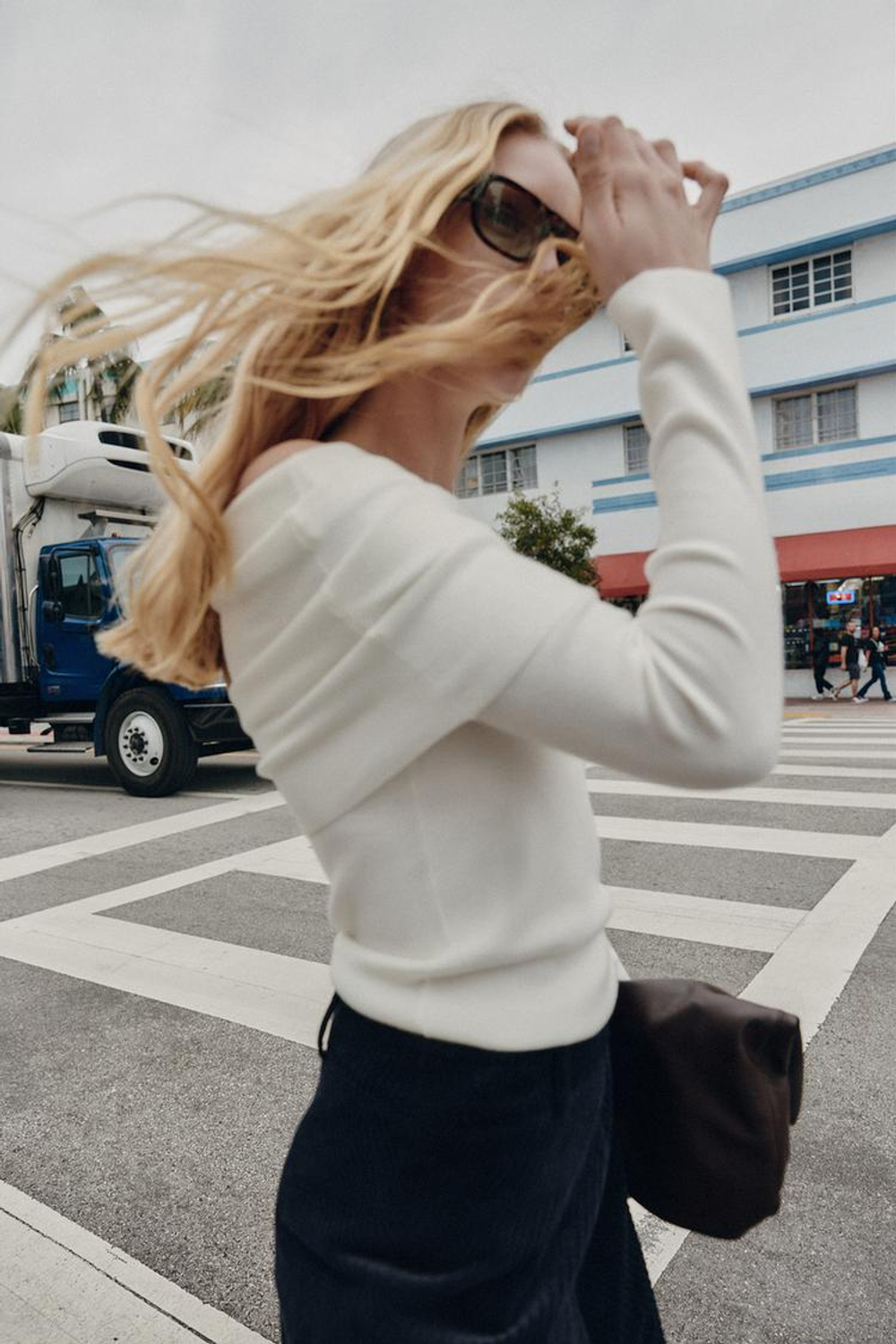 ZARA СВИТЕР С ОТКРЫТЫМИ ПЛЕЧАМИ, БЕЛЫЙ