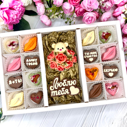 Шоколадный набор "Мишка с розами. Люблю тебя": шоколадка-надпись и 16 конфет ручной работы