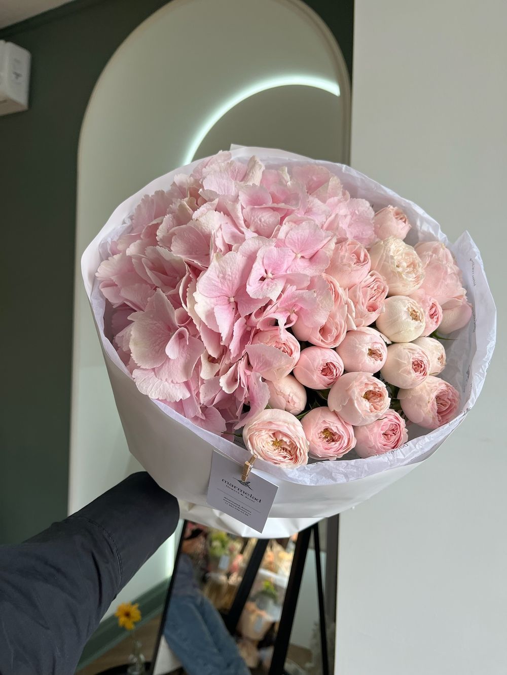 Букет сборный из гортензии и кустовых пионовидных роз