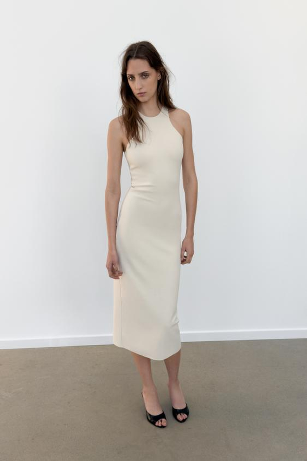 ZARA ЭЛАСТИЧНОЕ ПЛАТЬЕ С ГОРЛОВИНОЙ ХАЛТЕР, ЭКРЮ