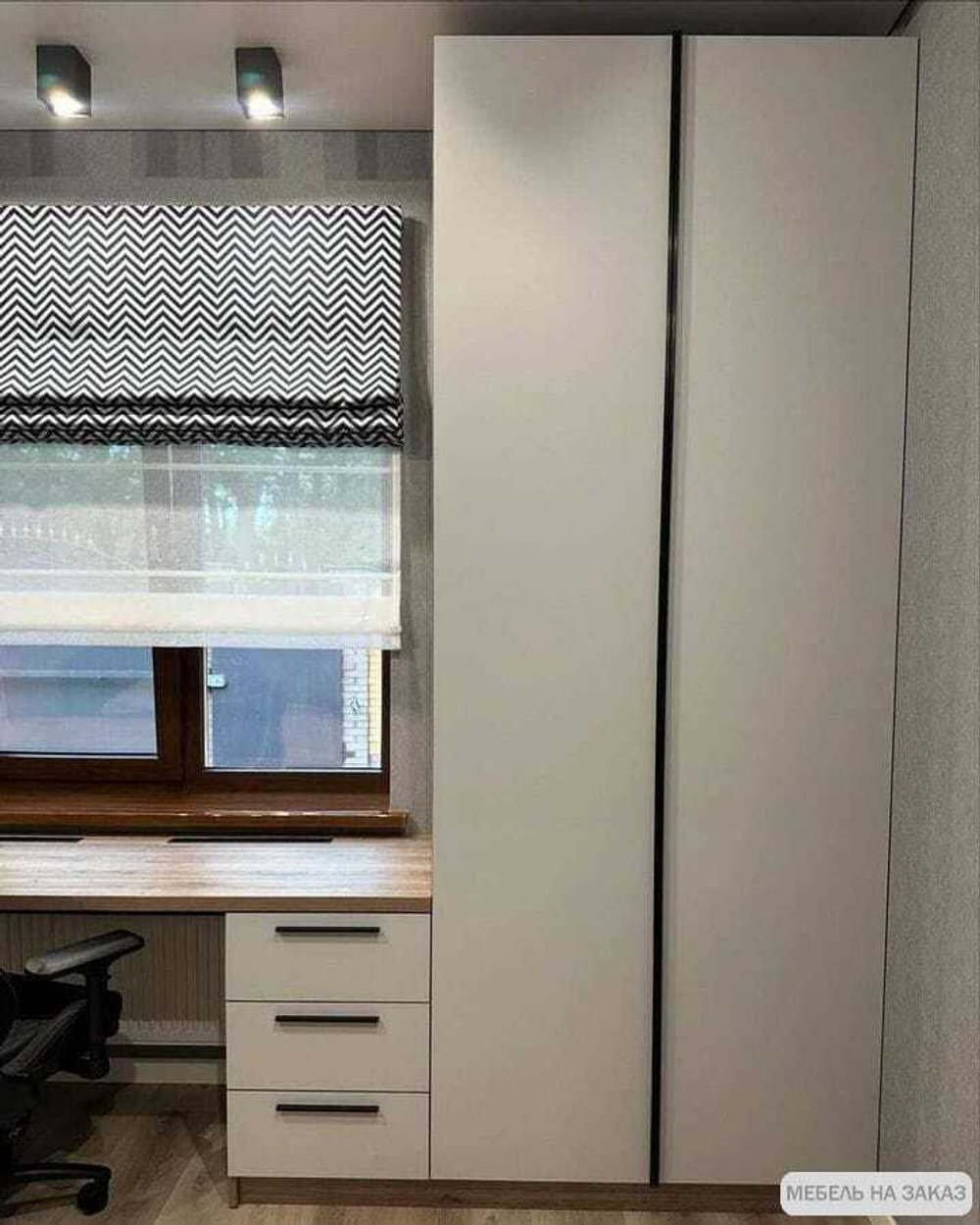 Рабочая зона у окна по индивидуальному проекту