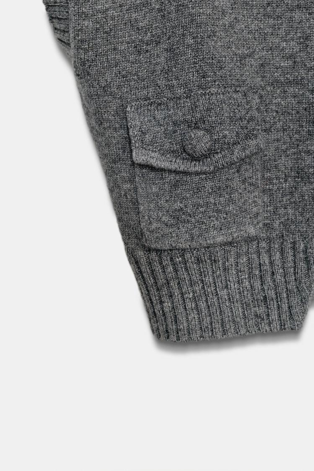 ZARA ТРИКОТАЖНЫЙ ЖИЛЕТ С ОБТЯЖНЫМИ ПУГОВИЦАМИ, СЕРЫЙ